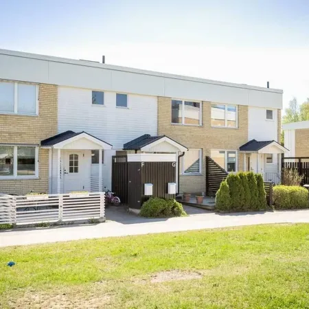 Fully Renovated 4BR Home With Modern Kitchen