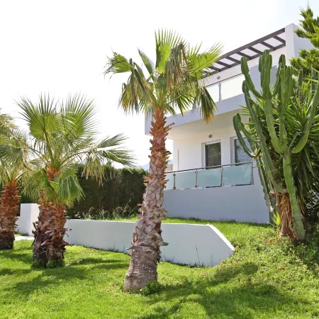 Xenos Villa 1 with Private Swimming Pool Near the Sea