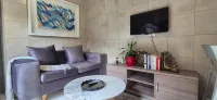 Cozy 2 Bedroom Cottage - Condos