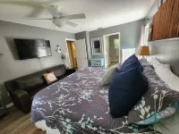 GULF ACCESS  home w/ dockage, private yard & 2 min walk to eat and stores! - 4-Star