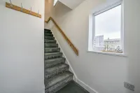 2 Bed Apartment Sleeps 3 -Smart Tv -Private Garden - parking