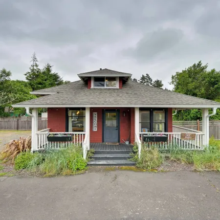 Walk to Shore! Long Beach Home w/ Fire Pit