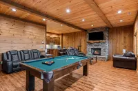 Spacious Mountain Cabin w/Mountain Views, Hot Tub & Game Room! - Bjergudsigt