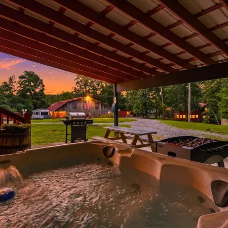 2 Bd Cabin, Hot Tub, Utk/Neyland, Smokys, 16Acres, FP, Arcade, Fishing