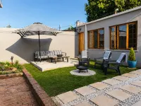 Stylish Parkhurst Cottage  Walk to 4th Ave - جاكوزي