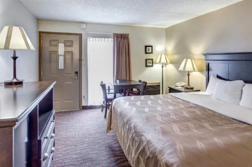 Quality Inn West - Mountain view