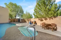 Econo Lodge Inn & Suites - Swimmingpools