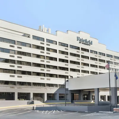 查爾斯頓市中心萬豪國際旗下萬楓飯店及套房 哈蒙運動場（Harmon Field）附近的飯店