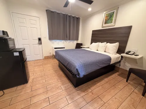 SurfSide Stay - Motels