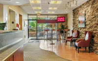 Red Roof Inn Cleveland Airport - Middleburg Heights - parking