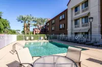 Red Roof Plus+ Tempe - Phoenix Airport - مسبح