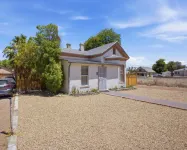 Vintage Charming Cottage - Tri-state River Retreat 2 Bedroom Cottage - 2-Star