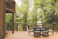 Waterfront Lake Views Villa With Hot tub in Hocking Hills - 4-Star