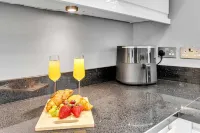 Modern 3 Bed Home | Driveway | Spacious Garden - 2-Star