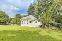 Cozy Livingston House w/ Fenced Yard + Patio! - parking