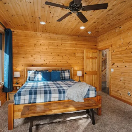 Northern Comfort Overlooking Caribou Lake- Spacious and Secluded