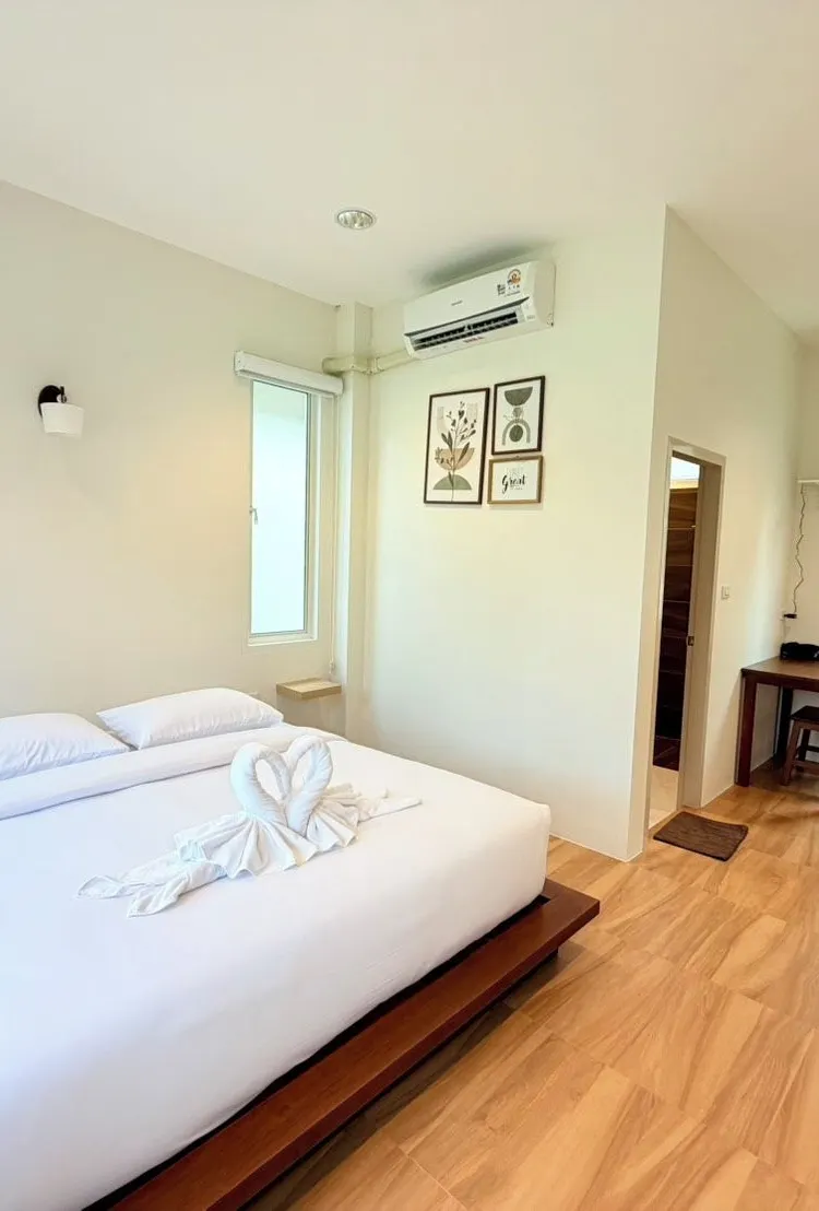 ห้องเตียงใหญ่พร้อมวิวเนินเขา