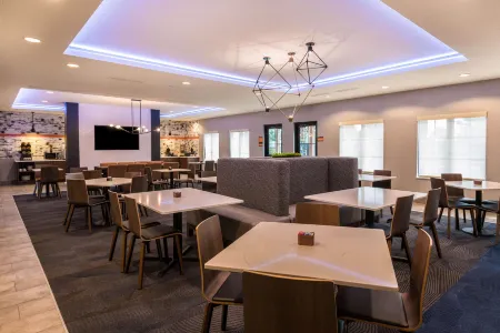 La Quinta Inn & Suites by Wyndham Las Vegas Airport South Отели рядом с достопримечательностью «Cactus Garden Dr»