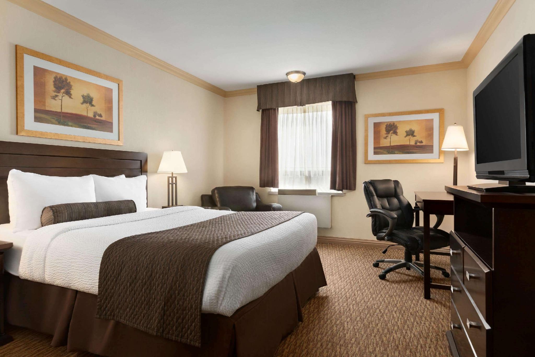 Days Inn & Suites by Wyndham Sault Ste. Marie on