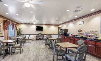 Econo Lodge Inn & Suites