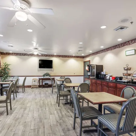 Econo Lodge Inn & Suites