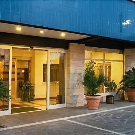 BV Hotel Oly Отели рядом с достопримечательностью «Парк аттракционов LunEur»