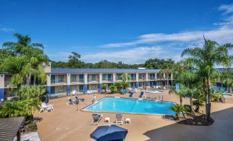 Clarion Inn & Suites Central Clearwater Beach