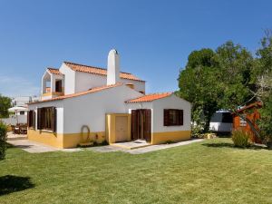 Joivy 3-Br Cottage with Terrace and Garden in Colares