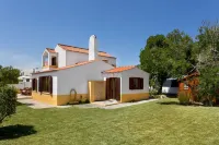 Joivy 3-Br Cottage with Terrace and Garden in Colares