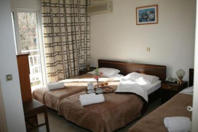 a hotel room with two beds , one on the left and one on the right side of the room at Hotel Summery