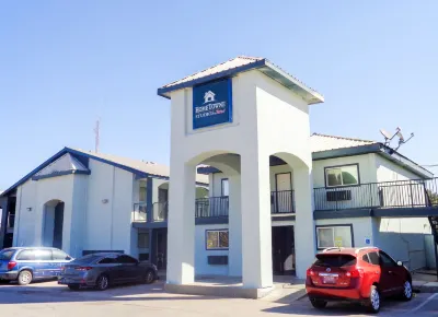HomeTowne Studios Midland Hotel dekat Merritt Pavilion
