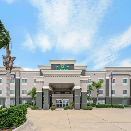 La Quinta Inn & Suites by Wyndham Corpus Christi-N Padre Isl Отели рядом с достопримечательностью «Пирс Боба Холла»