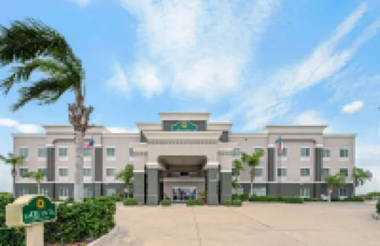 La Quinta Inn & Suites by Wyndham Corpus Christi-N Padre Isl Hotels near Bob Hall Pier