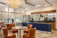 Ramada Encore by Wyndham Kuwait Downtown - bar