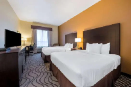 La Quinta Inn & Suites by Wyndham Marshall