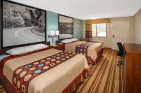 Super 8 by Wyndham Burlington NC - Parkplatz