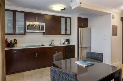 パーシャルオーシャンビュールーム(ベッドルーム2室)(バス1室) リージェンシー オン ビーチウォーク ワイキキ by アウトリガーの写真