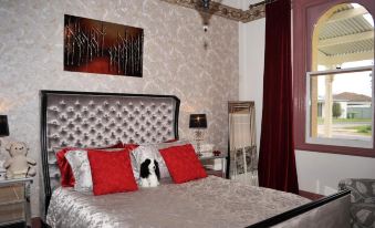 Must Love Dogs B&B & Self Contained Cottage