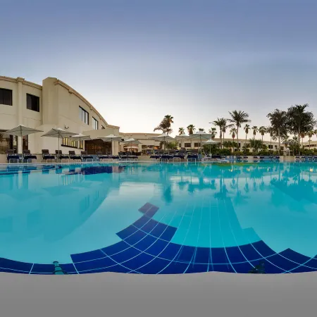 Le Méridien Dubai Hotel & Conference Centre Отели рядом с достопримечательностью «Гархуд»