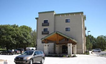 Parkwood Inn & Suites