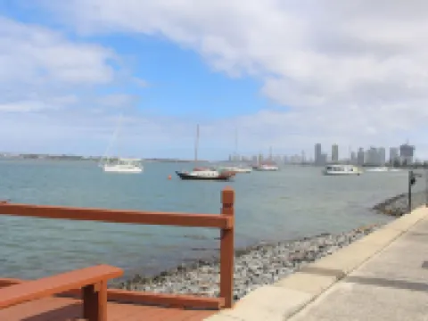 Broadwater Keys Holiday Apartments Hotels in Labrador