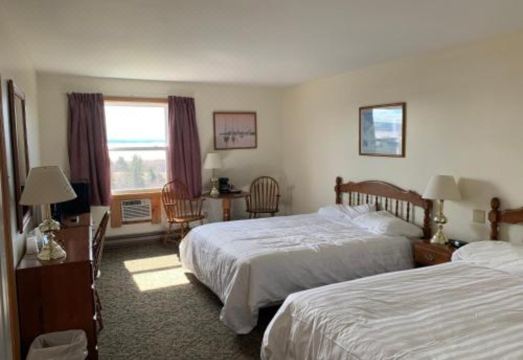 리모델링된 깔끔한 객실 전경