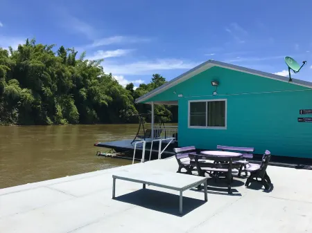 The Green House Kanchanaburi Отели рядом с достопримечательностью «Rock Valley Hot Springs and Fish Spa»