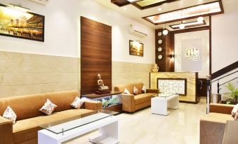 Hotel Hollywood Heights Near Railway Station