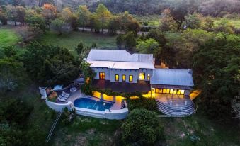 Hog Hollow Country Lodge