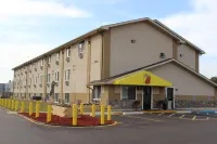 Super 8 by Wyndham Grand Rapids/Wyoming فنادق في Kentwood