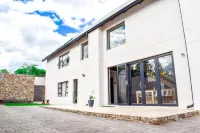 Amabwe Guesthouse Отели в г. Grahamstown