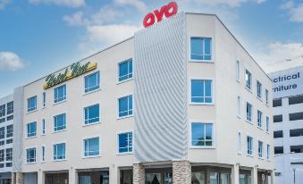 Super OYO 985 Hotel Nur