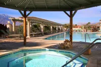 Azure Palm Hot Springs - Suối nước nóng