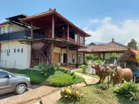 Omah Kayoe Elok Hotel dekat Wisata Petik Strawberry kota Batu ( PT. Batu Argo Mas )